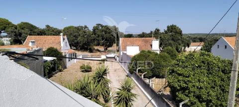 Terreno com duas moradias em melides
