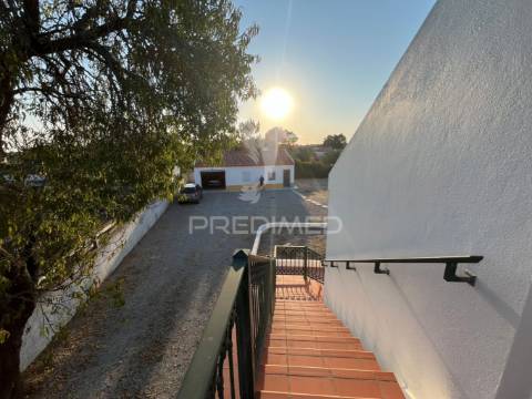 Terreno com duas moradias em melides