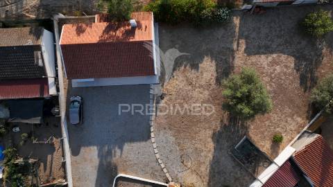 Terreno com duas moradias em melides