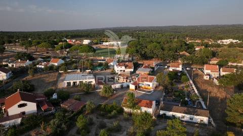 Terreno com duas moradias em melides