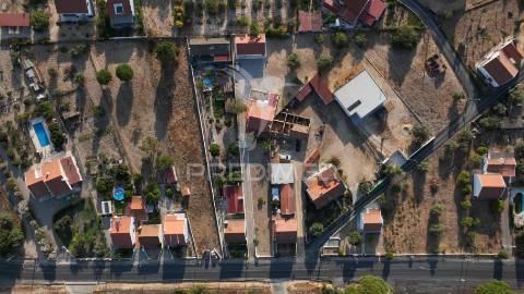 Terreno com duas moradias em melides