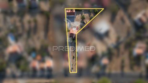 Terreno com duas moradias em melides