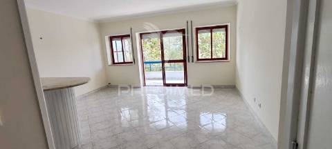 T1 magoito com varanda e parqueamento