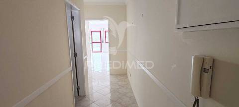 T1 magoito com varanda e parqueamento