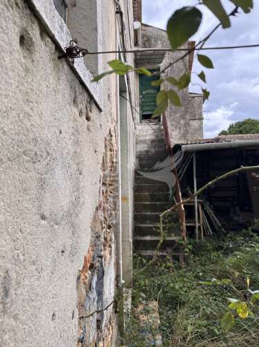 Prédio único para remodelação total com jardim interno em santana – sesimbra