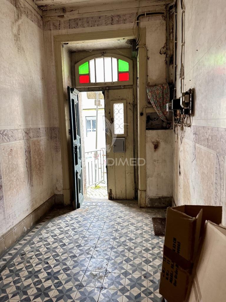 Prédio único para remodelação total com jardim interno em santana – sesimbra