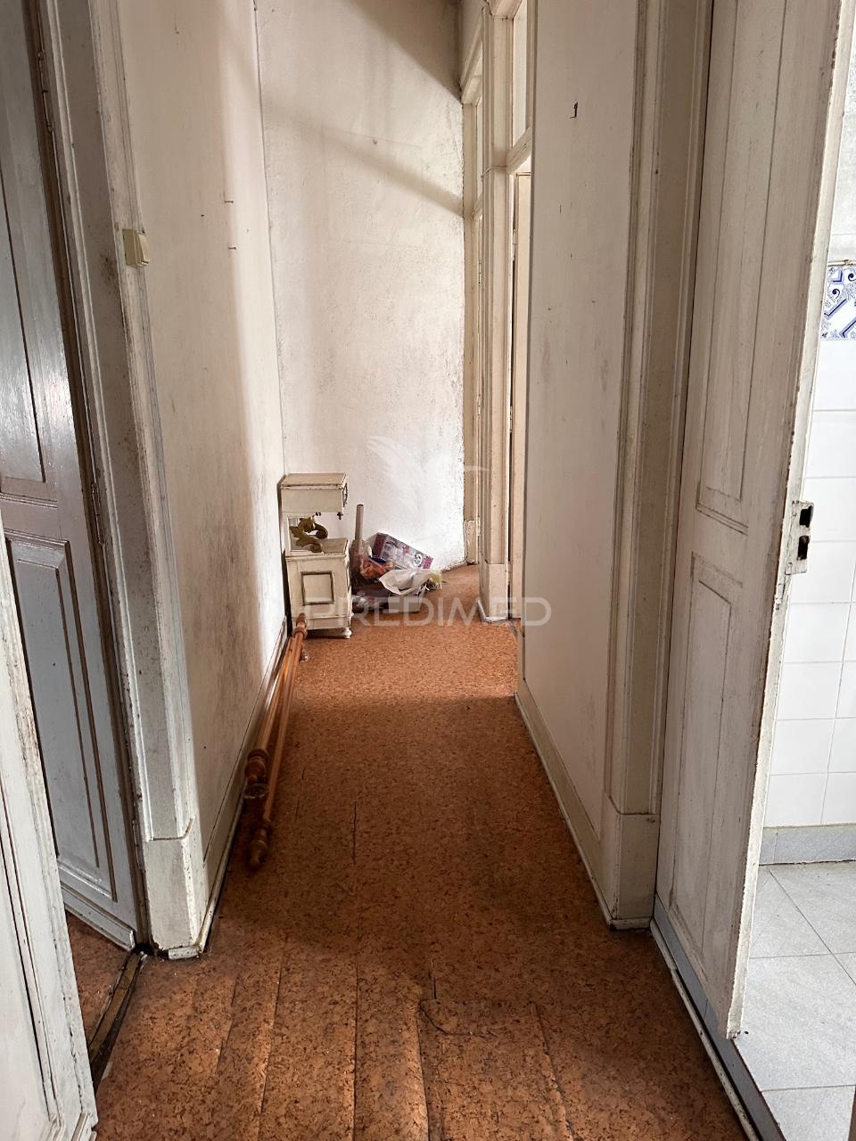 Prédio único para remodelação total com jardim interno em santana – sesimbra