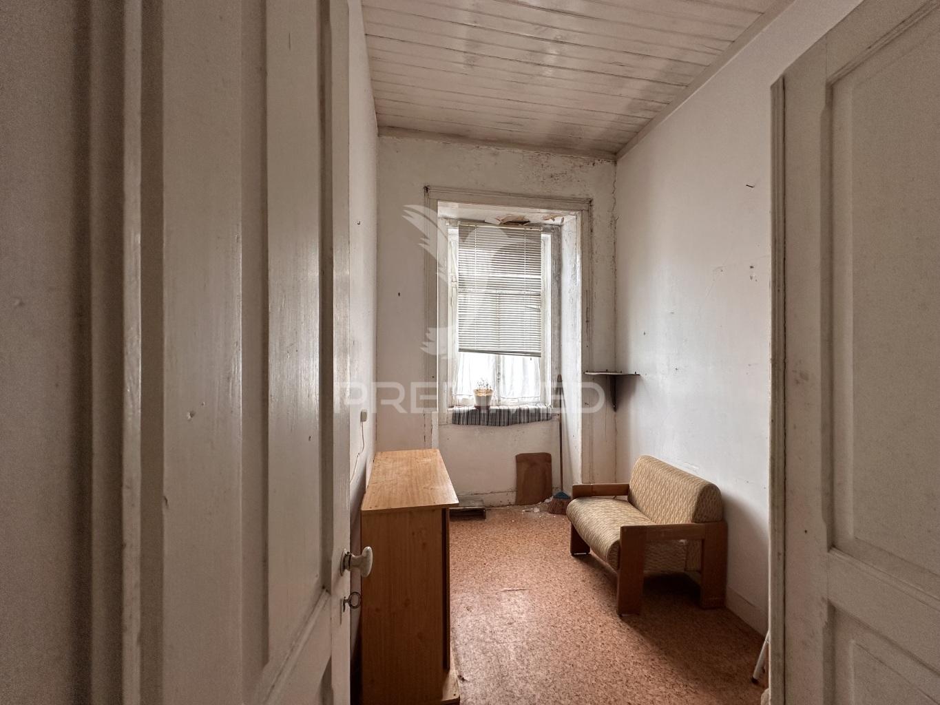 Prédio único para remodelação total com jardim interno em santana – sesimbra