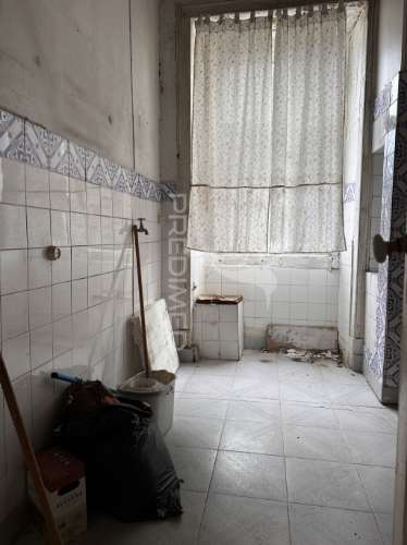 Prédio único para remodelação total com jardim interno em santana – sesimbra