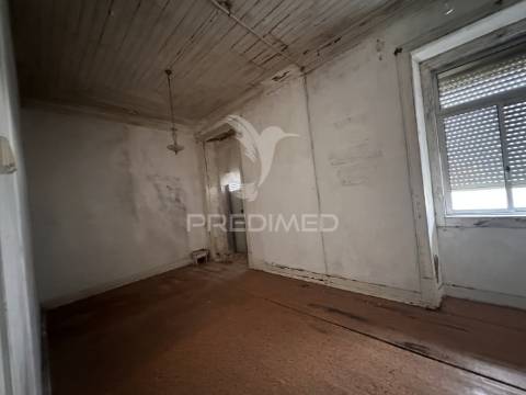 Prédio único para remodelação total com jardim interno em santana – sesimbra