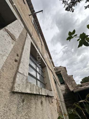 Prédio único para remodelação total com jardim interno em santana – sesimbra