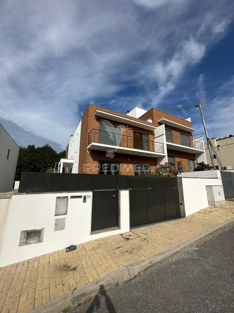 Moradia geminada t3 com garagem em santa marta de portuzelo, viana do castelo