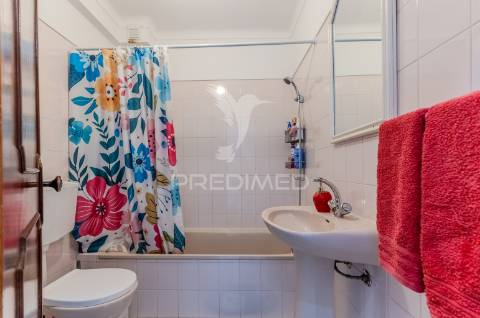 Apartamento t1+1 em ferragudo com terraço a 5 minutos de várias praias paradisíacas!