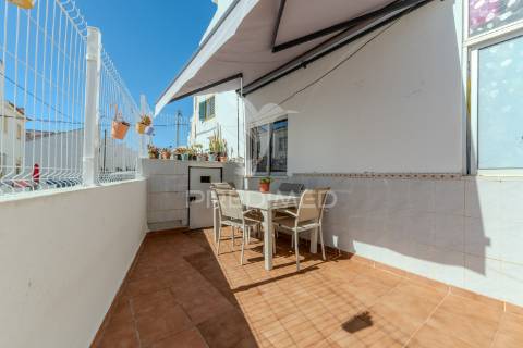 Apartamento t1+1 em ferragudo com terraço a 5 minutos de várias praias paradisíacas!