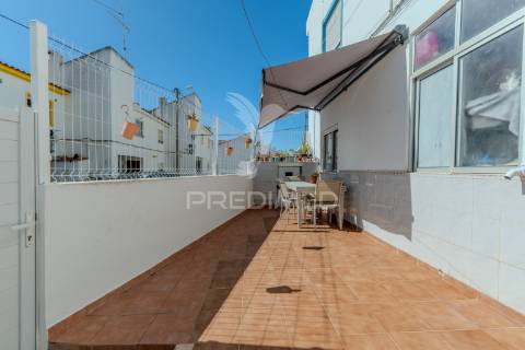 Apartamento t1+1 em ferragudo com terraço a 5 minutos de várias praias paradisíacas!