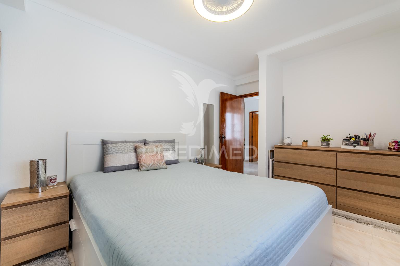 Apartamento t1+1 em ferragudo com terraço a 5 minutos de várias praias paradisíacas!