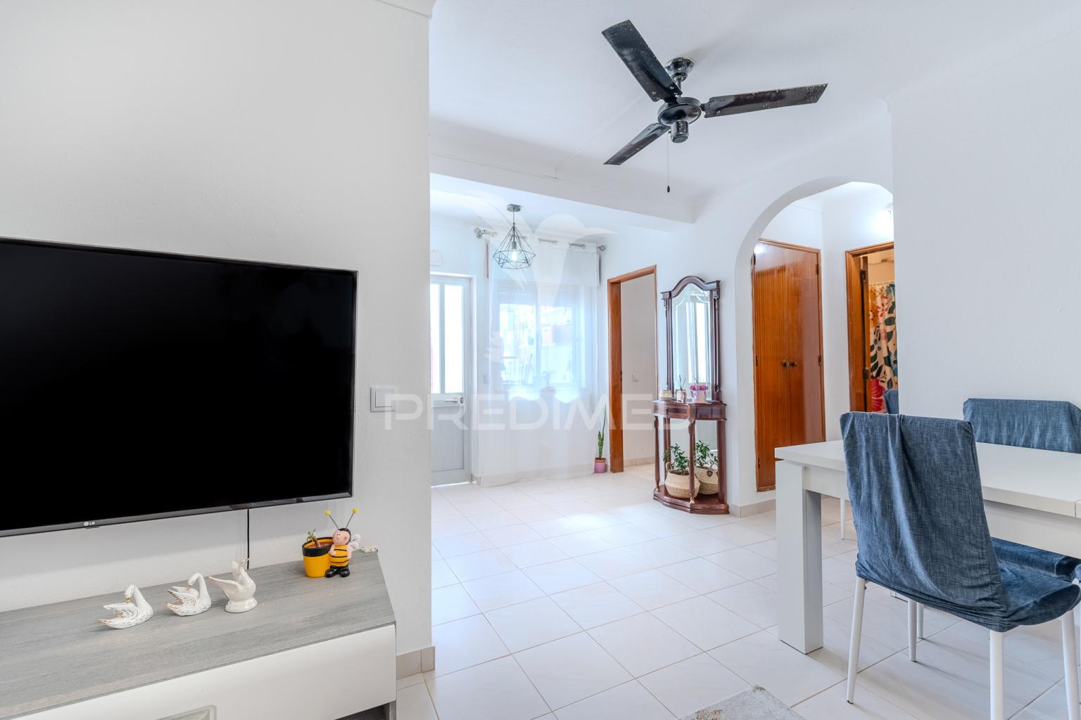 Apartamento t1+1 em ferragudo com terraço a 5 minutos de várias praias paradisíacas!