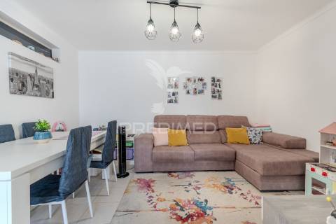 Apartamento t1+1 em ferragudo com terraço a 5 minutos de várias praias paradisíacas!