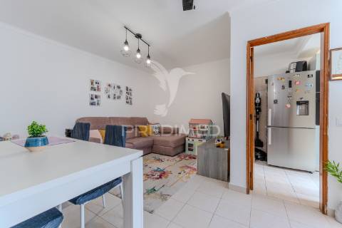 Apartamento t1+1 em ferragudo com terraço a 5 minutos de várias praias paradisíacas!