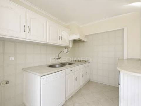 Apartamento t1 com parqueamento – acesso direto à praia do magoito