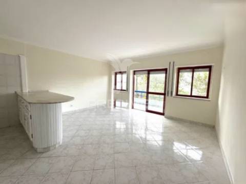 Apartamento t1 com parqueamento – acesso direto à praia do magoito