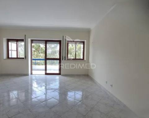 Apartamento t1 com parqueamento – acesso direto à praia do magoito