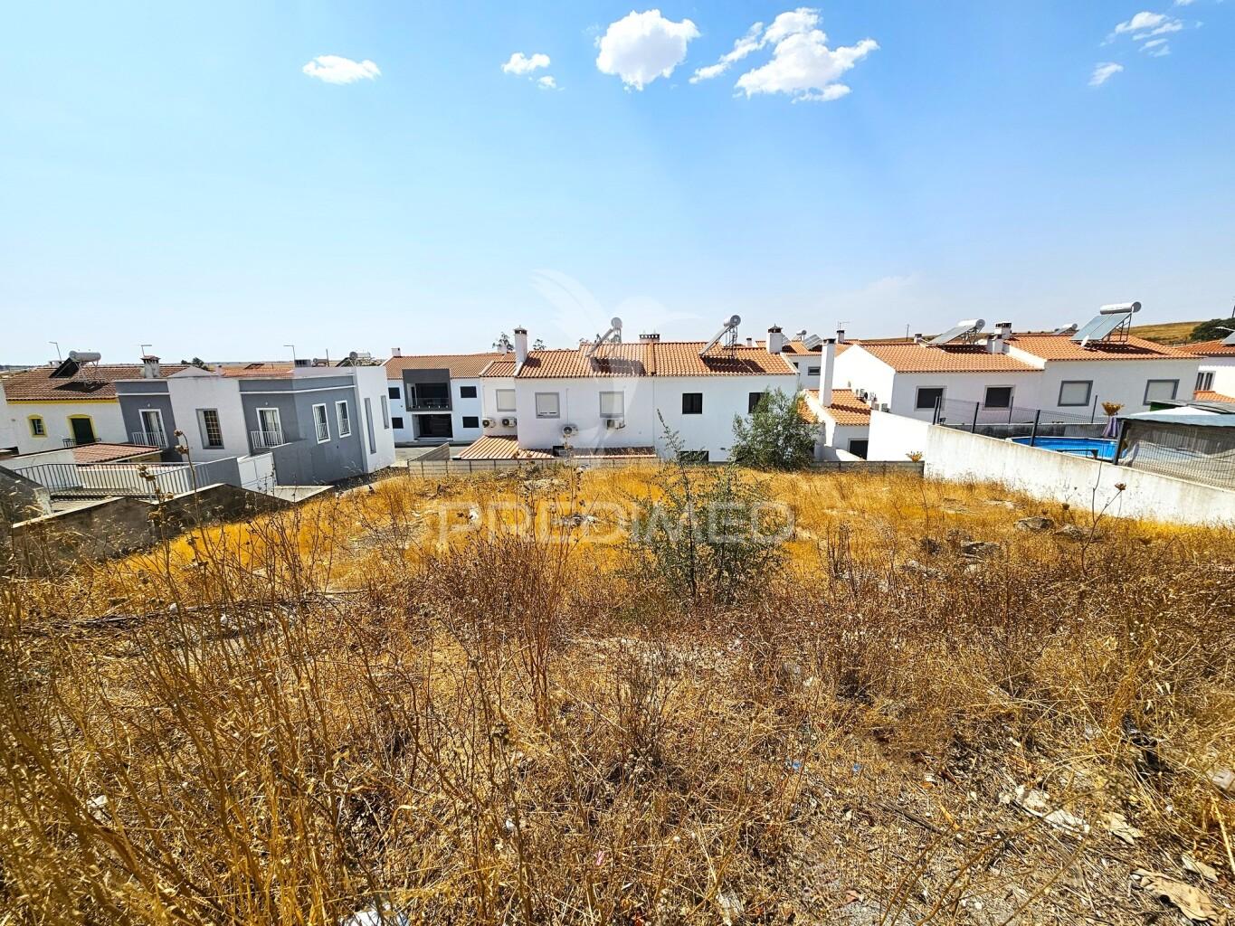 Terreno com projeto para a construção de 3 moradias em castro verde