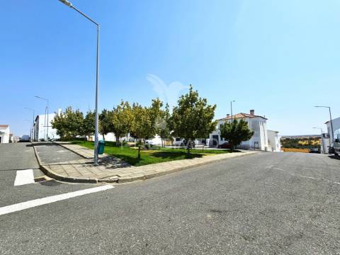 Terreno com projeto para a construção de 3 moradias em castro verde