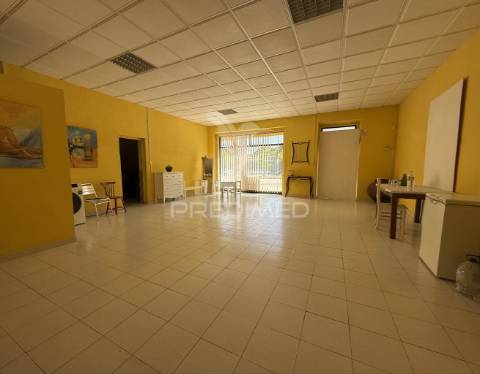 Loja para arrendar no centro de pernes