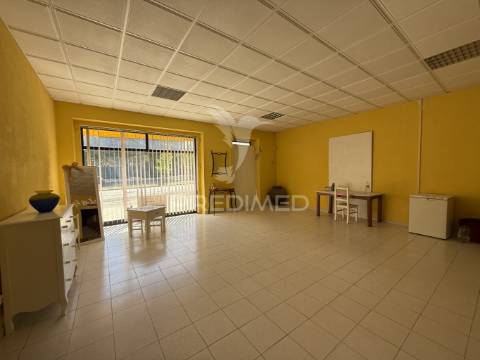 Loja para arrendar no centro de pernes