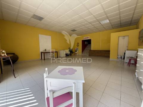 Loja para arrendar no centro de pernes