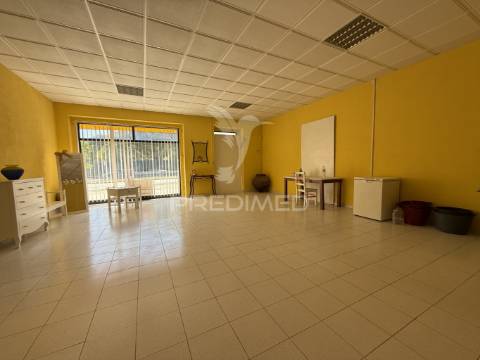 Loja para arrendar no centro de pernes