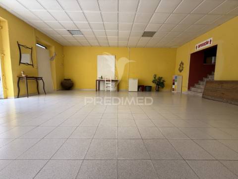 Loja para arrendar no centro de pernes