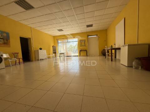 Loja para arrendar no centro de pernes