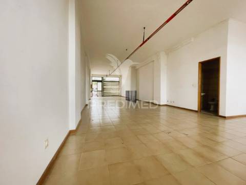 Loja comercial em valadares – potencial para conversão em habitação t2