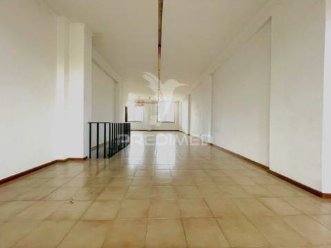 Loja comercial em valadares – potencial para conversão em habitação t2