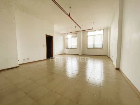 Loja comercial em valadares – potencial para conversão em habitação t2