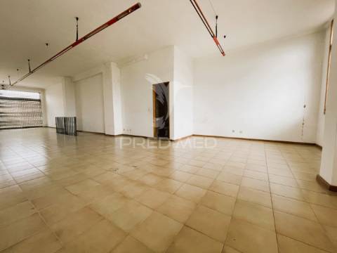 Loja comercial em valadares – potencial para conversão em habitação t2