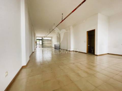 Loja comercial em valadares – potencial para conversão em habitação t2