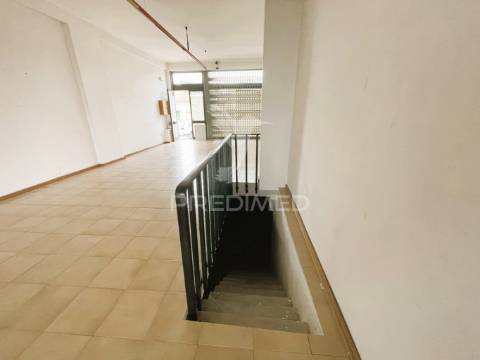 Loja comercial em valadares – potencial para conversão em habitação t2