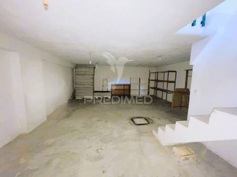 Loja comercial em valadares – potencial para conversão em habitação t2