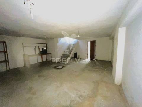 Loja comercial em valadares – potencial para conversão em habitação t2