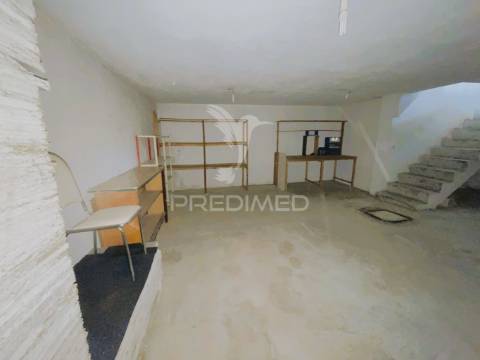 Loja comercial em valadares – potencial para conversão em habitação t2