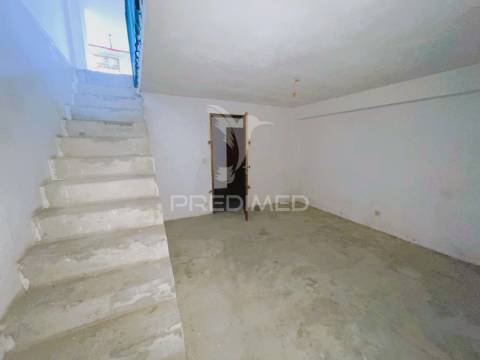 Loja comercial em valadares – potencial para conversão em habitação t2