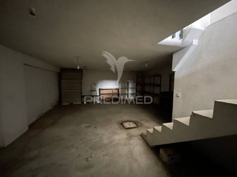 Loja comercial em valadares – potencial para conversão em habitação t2