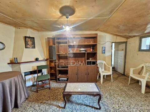 Moradia típica alentejana com terreno