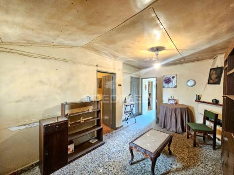 Moradia típica alentejana com terreno