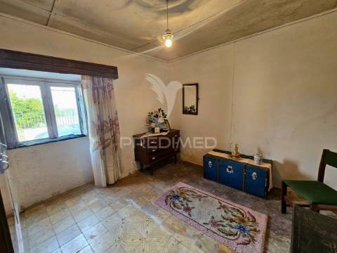 Moradia típica alentejana com terreno