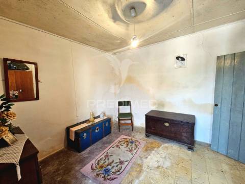 Moradia típica alentejana com terreno