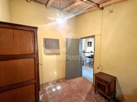 Moradia típica alentejana com terreno